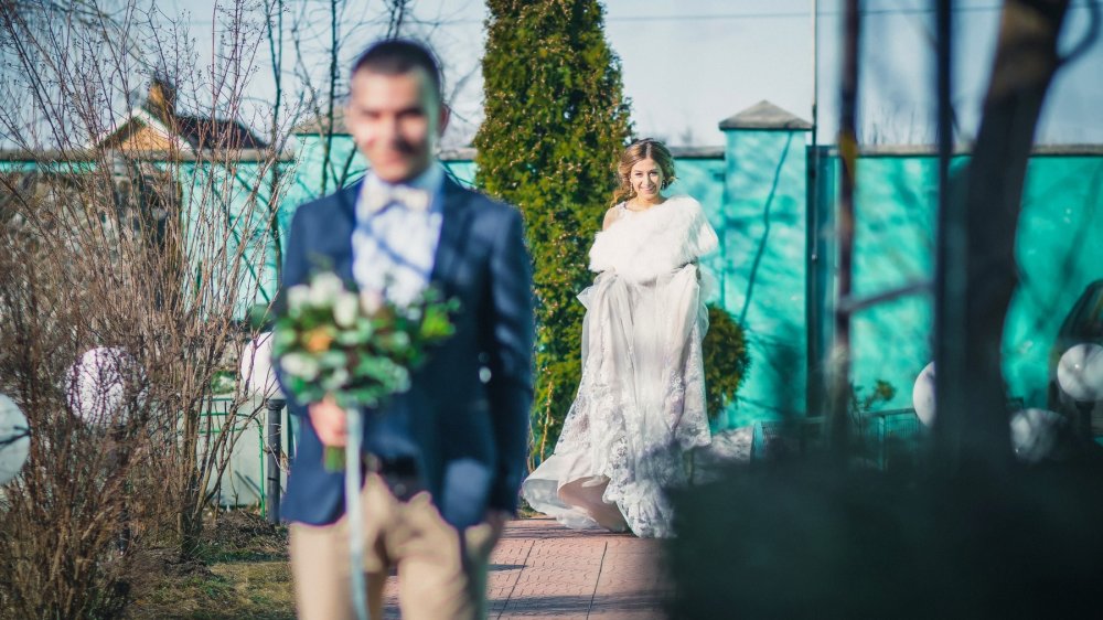 Первая встреча жениха и невесты в загородном коттедже.