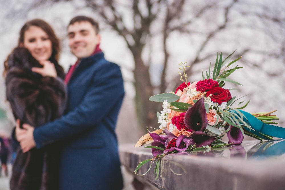 Букет невесты из калл, роз Остина, эвкалипта от студии декора и флористики Royalwed.ru