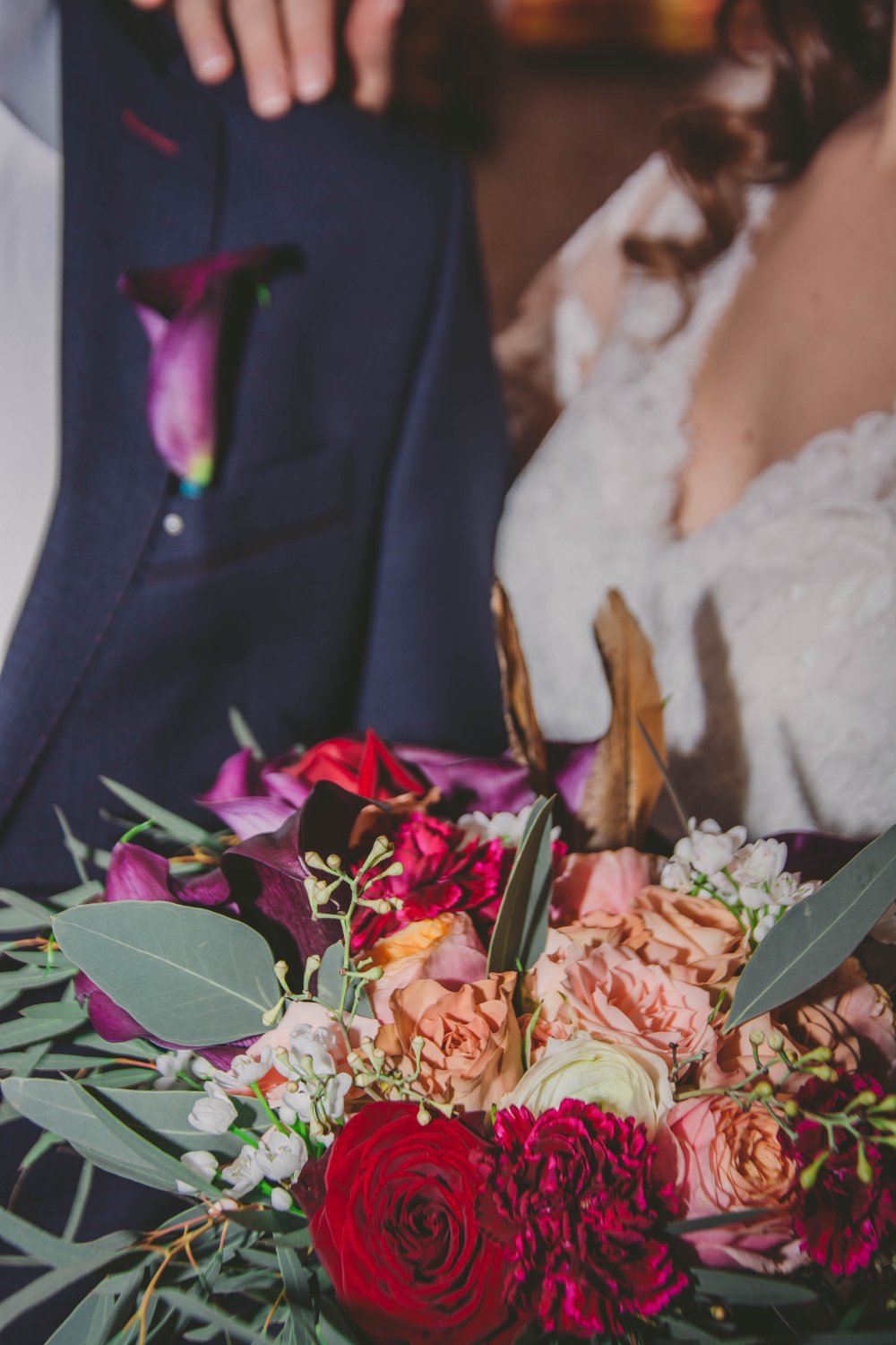 Букет невесты из калл, роз Остина, эвкалипта от студии декора и флористики Royalwed.ru
