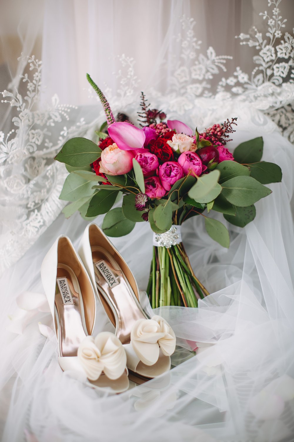 Букет невесты в цвете фуксия и туфельки невесты