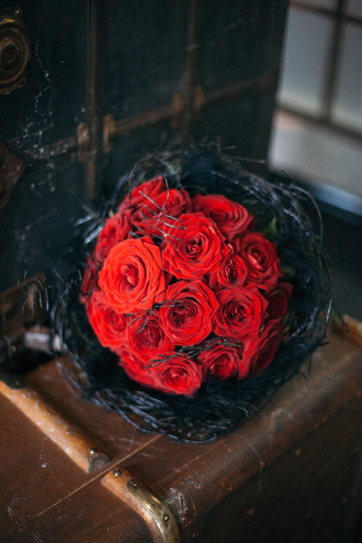 Букет невесты на каркасе. Съемка в студии в стиле Готик. Декор и флористика Royalwed.ru