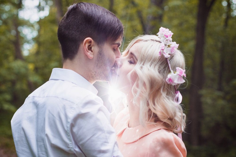 Фотосессия Жениха и Невесты в лесу. Венок- Royalwed.ru