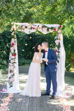 Цветочная арка на выездной регистрации