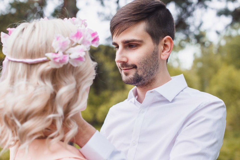 Фотосессия Жениха и Невесты в лесу. Венок- Royalwed.ru