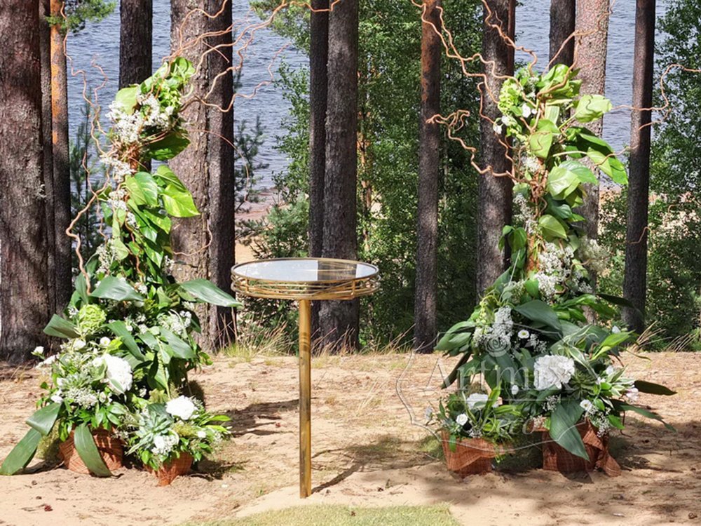 Романтическое, очаровательное место у лесного озера для выездной регистрации брака и свадебного торжества. Композиции из живых цветов, веток и корней используются для оформлении арки свадьбы в нежно-зеленом стиле. В стиле "Лесная Рапсодия"!