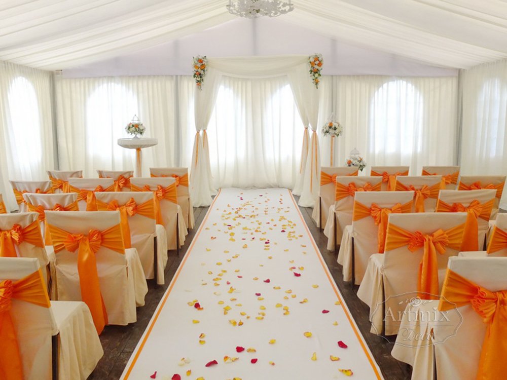 Яркий декор в оформлении выездной регистрации брака