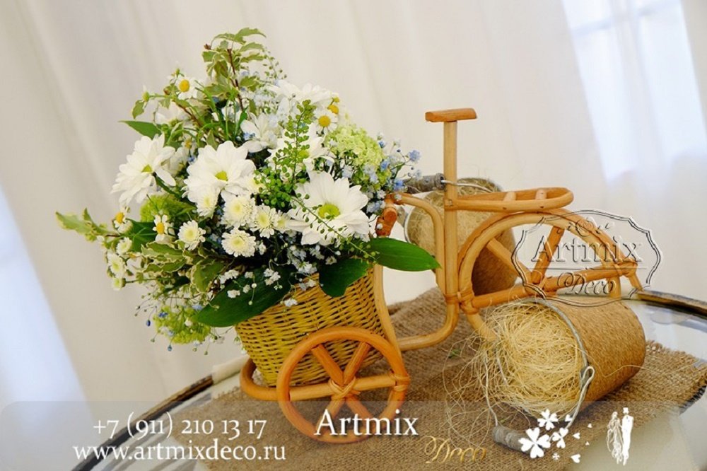 Небольшие букетики из полевых цветов в оформлении стиля Рустик 