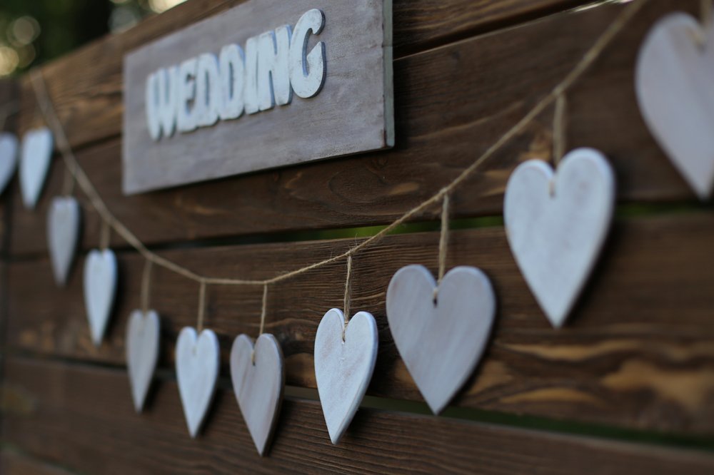 Деревянная гирлянда и табличка с надписью "Wedding"