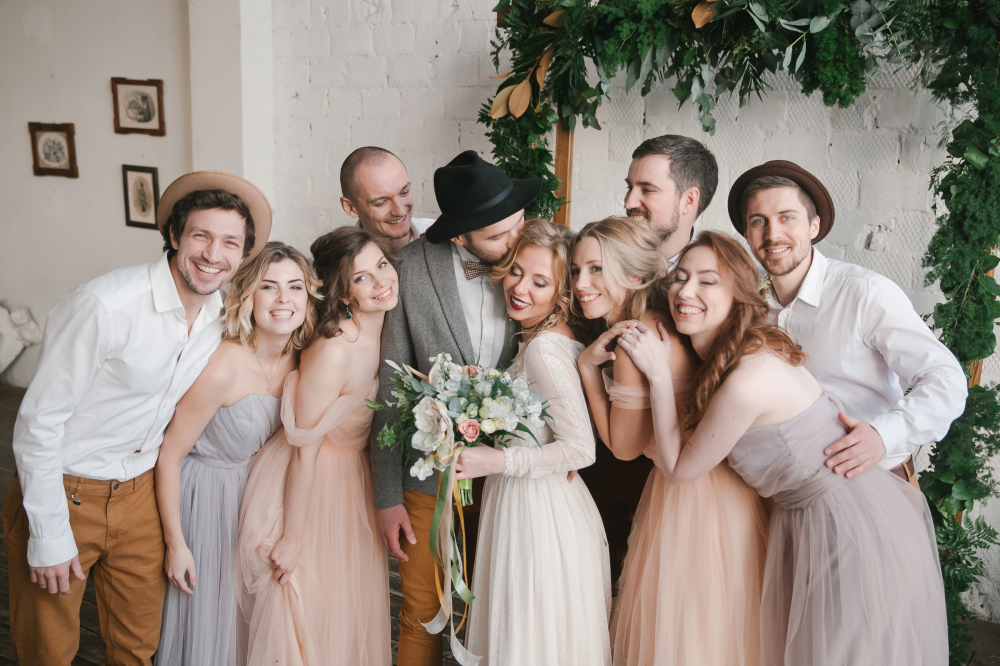 Платья подружек невеста из фатина в персиковом и сером цветах.