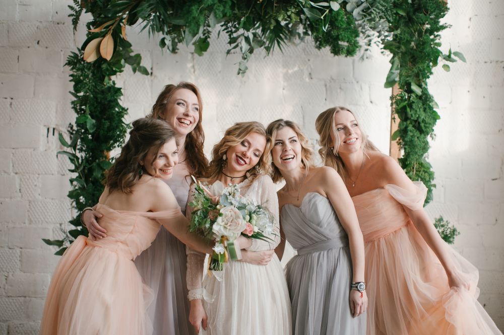 Платья подружек невесты из фатина в сером и персиковом цветах.