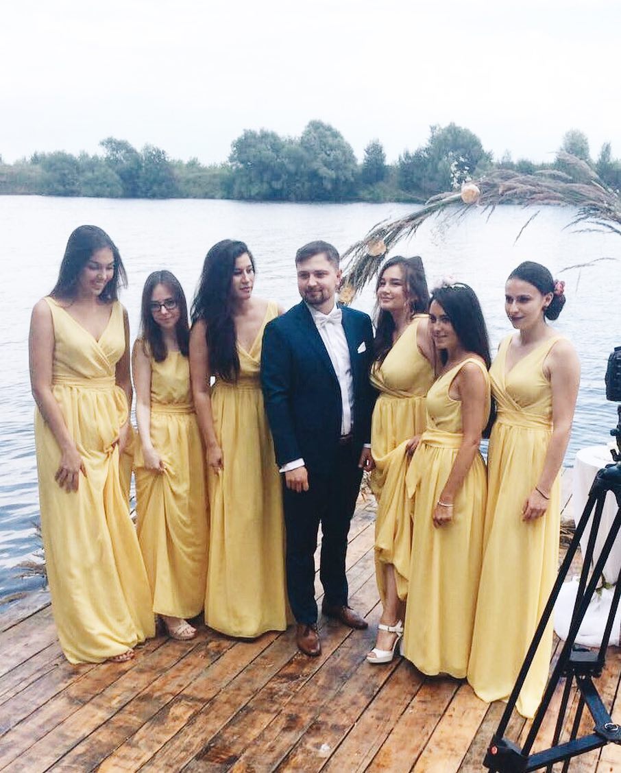 Платья подружек невесты жёлтого цвета.