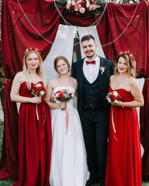 Платья подружек невесты из шифона в красном цвете.