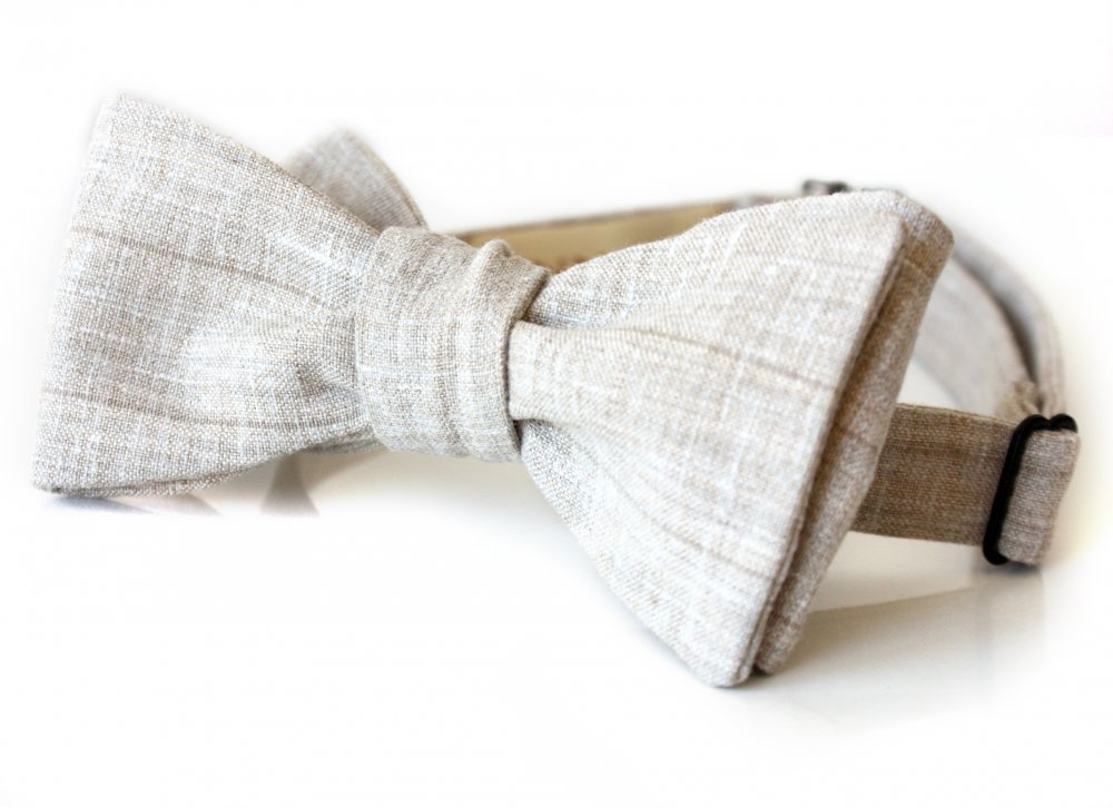 Khaki Linen men's self tie bow tie / Галстук-бабочка самовяз, лен
Галстук-бабочка ручной работы, оснащён слайдером для регулировки по обхвату шеи и крючком для расстегивания не развязывая. Галстук-бабочку вы получаете завязанным, в подарочной упаковке с инструкцией по завязыванию.

Hand Made in Prague, Czech Republic, EU
35% COTTON, 25% LINEN, 40% PES
Dry clean
Warm iron if needed.
Width 5" / 12cm, Length 2" / 6cm
Product Code: L002

1150 руб. *включая стоимость доставки