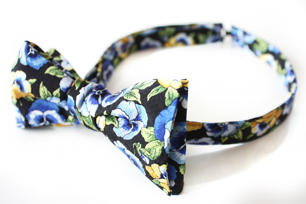 Галстук-бабочка ручной работы, итальянский натуральный 100% шелк , оснащён слайдером для регулировки по обхвату шеи и крючком для расстегивания не развязывая. Галстук-бабочку вы получаете завязанным, в подарочной упаковке с инструкцией по завязыванию.

100% poliester self-tie bow tie
Hand Made in Prague, Czech Republic, EU
Dry clean
Warm iron if needed.
Product Code: S018

1422 руб. *включая стоимость доставки