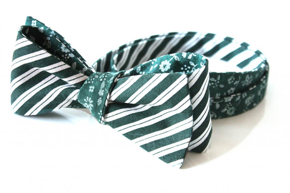 Green and white striped Reverse Side 100% cotton men's self tied Bow Tie

Галстук-бабочка ручной работы, оснащён слайдером для регулировки по обхвату шеи и крючком для расстегивания не развязывая. Галстук-бабочку вы получаете завязанным, в подарочной упаковке дополнительно с инструкцией по завязыванию.

100% cotton self-tie bow tie
Hand Made in Prague, Czech Republic, EU
Dry clean
Warm iron if needed.

1150 руб. *включая стоимость доставки