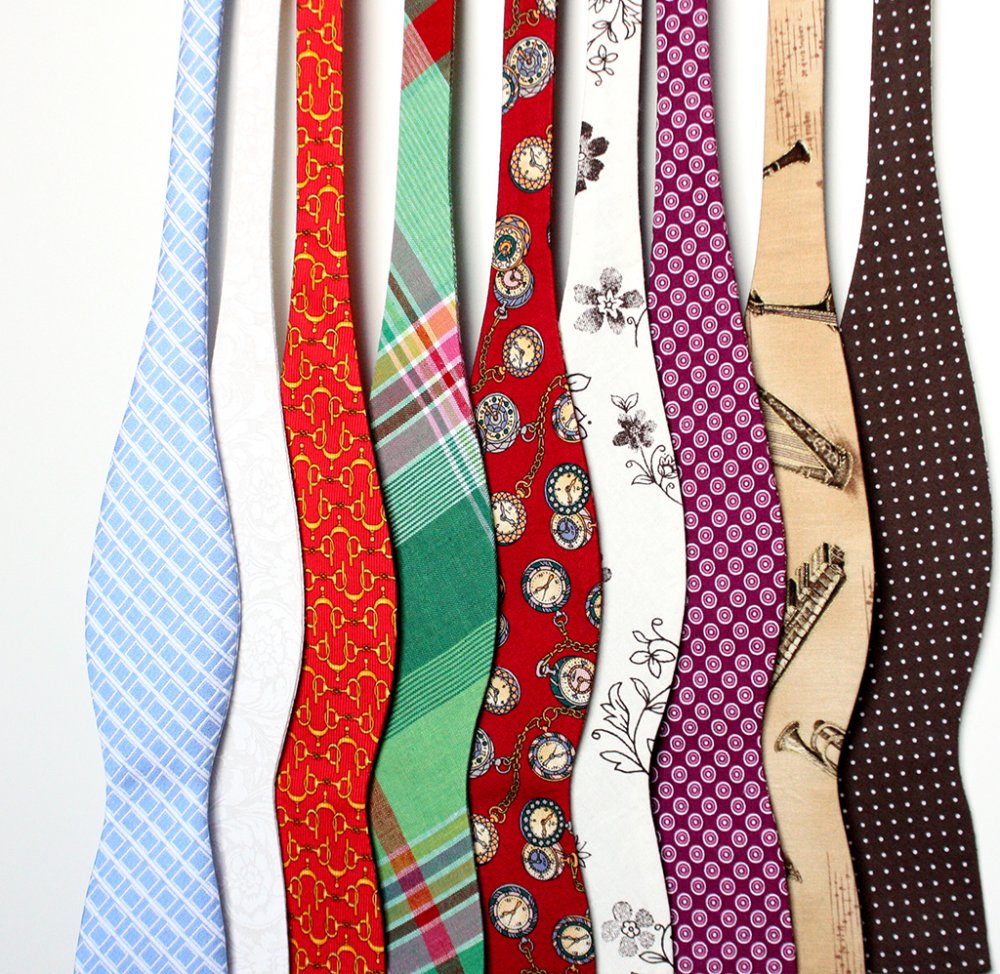 Галстуки-бабочки ручной работы, оснащены слайдером для регулировки по обхвату шеи и крючком для расстегивания не развязывая. Галстук-бабочку вы получаете завязанным, в подарочной упаковке дополнительно с инструкцией по завязыванию.

100% cotton/ 100% silk self-tie bow tie
Hand Made in Prague, Czech Republic, EU
Dry clean
Warm iron if needed.

1150 руб. *включая стоимость доставки

1 150 руб.