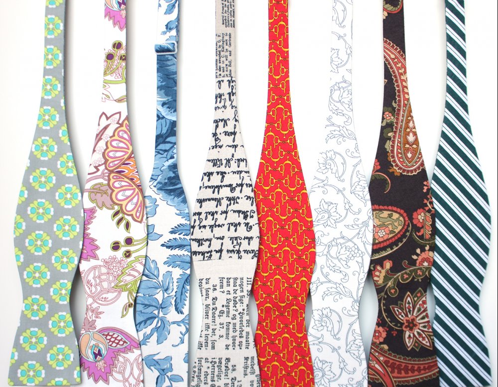 Галстуки-бабочки ручной работы, оснащены слайдером для регулировки по обхвату шеи и крючком для расстегивания не развязывая. Галстук-бабочку вы получаете завязанным, в подарочной упаковке дополнительно с инструкцией по завязыванию.

100% cotton/ 100% silk self-tie bow tie
Hand Made in Prague, Czech Republic, EU
Dry clean
Warm iron if needed