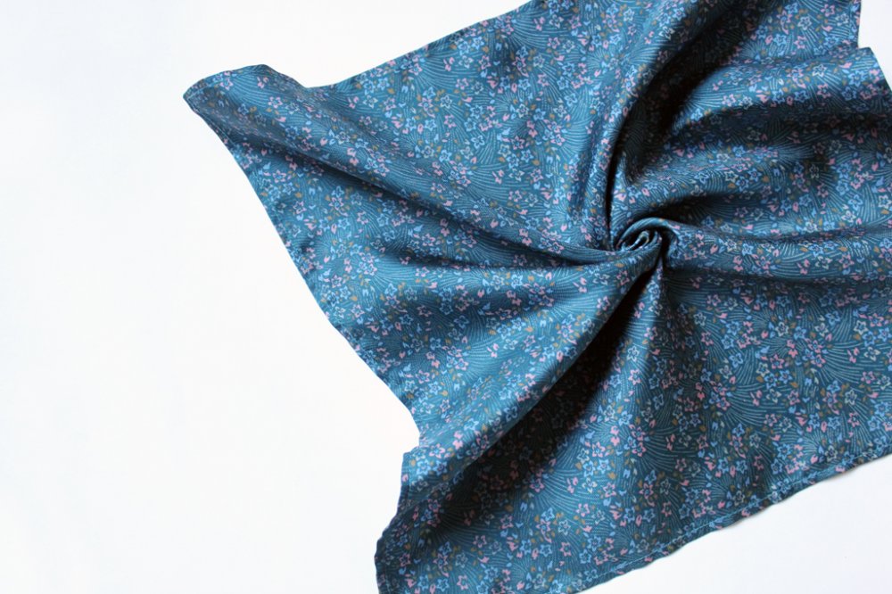 Галстук-бабочка самовяз, выполнена из итальянского галстучного шелка. Прямой крой бабочки дает дополнительный объем, придавая ей еще больше торжественности.
Застежкой служит качественная металлическая фурнитура.
Галстук-бабочка может быть выполнена в любом размере, по индивидуальным меркам и пожеланиям.
Галстук в комплекте с нагрудным платком, выполненным из той же ткани.
Только что завязанная бабочка выглядит “живой” и объемной, в этом и кроется секрет ее очарования.

Теги: бабочка на свадьбу, галстук на свадьбу, бабочка, галстук-бабочка, свадебный галстук, аксессуары для жениха, нагрудный платок, самовяз, итальянский шелк
