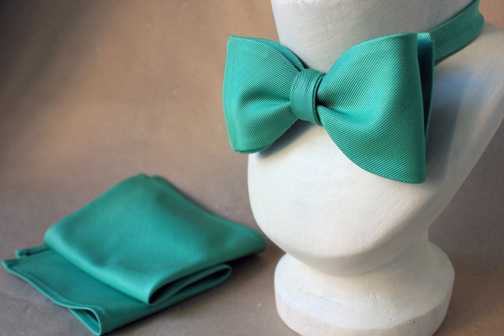 Самовяз

Галстук-бабочка типа Butterfly.

Итальянский шелк

Металлическая фурнитура

Выполнена в размере: ширина бабочки 13 см, обхват шеи 37-47 см.

В комплекте с нагрудным платком, выполненным из той же ткани.