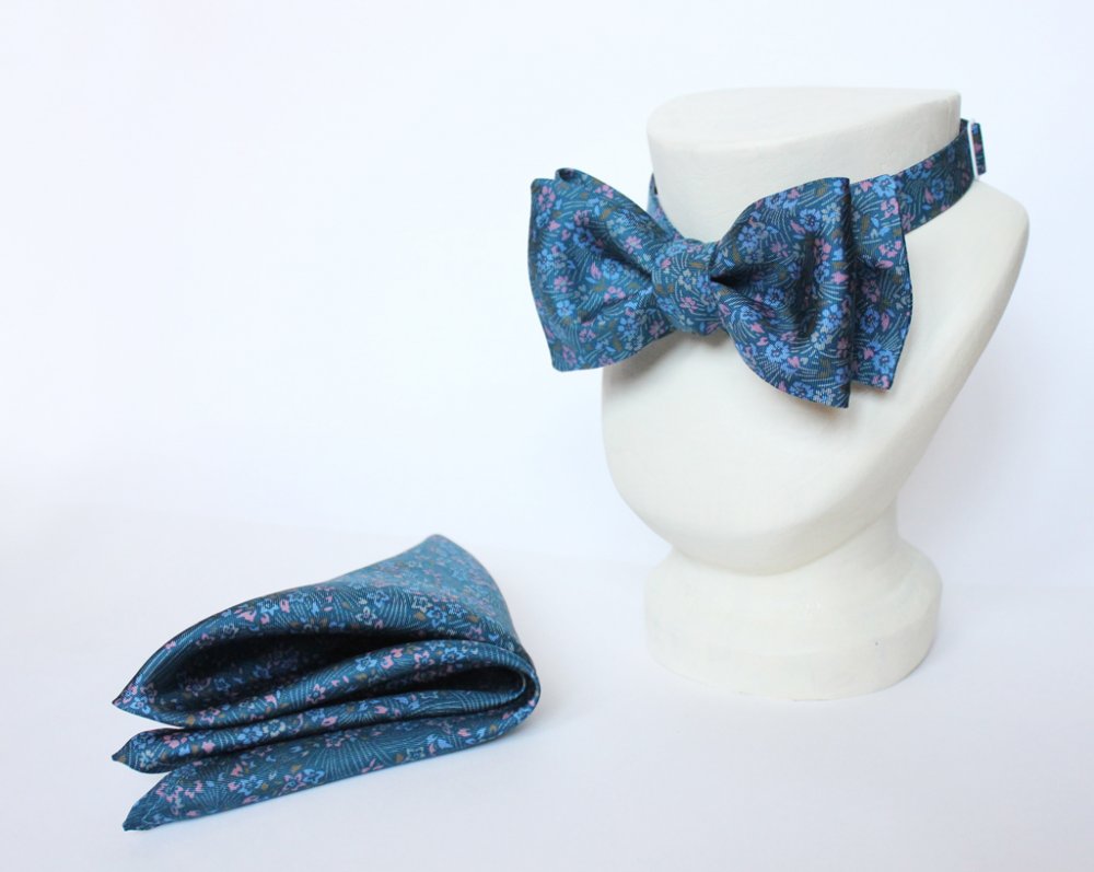 Галстук-бабочка самовяз, выполнена из итальянского галстучного шелка. Прямой крой бабочки дает дополнительный объем, придавая ей еще больше торжественности.
Застежкой служит качественная металлическая фурнитура.
Галстук-бабочка может быть выполнена в любом размере, по индивидуальным меркам и пожеланиям.
Галстук в комплекте с нагрудным платком, выполненным из той же ткани.
Только что завязанная бабочка выглядит “живой” и объемной, в этом и кроется секрет ее очарования.

Теги: бабочка на свадьбу, галстук на свадьбу, бабочка, галстук-бабочка, свадебный галстук, аксессуары для жениха, нагрудный платок, самовяз, итальянский шелк
