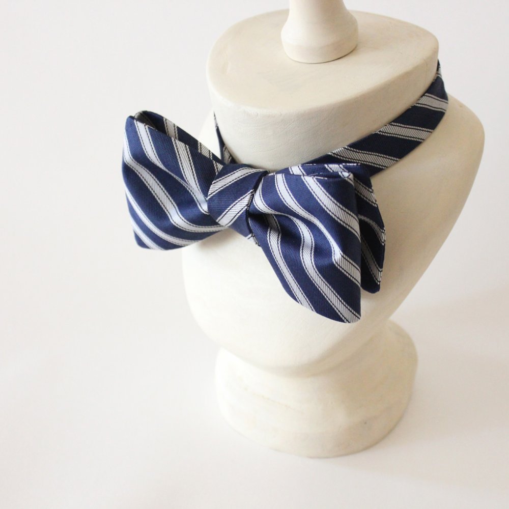 Галстук-бабочка самовяз, выполнена из итальянской ткани Versace. Прямой крой без талии дает дополнительный объем бабочке, придавая ей еще больше торжественности.
Застежкой служит качественная металлическая фурнитура.
Галстук-бабочка может быть выполнена в любом размере, по индивидуальным меркам и пожеланиям.
Галстук в комплекте с нагрудным платком, выполненным из той же ткани.
Готовые бабочки, конечно, избавят вас от хлопот, но для настоящего джентльмена такой вариант неприемлем. 

Теги: бабочка на свадьбу, галстук на свадьбу, галстук-бабочка, свадебный галстук, аксессуары для свадьбы, аксессуары для жениха, итальянский хлопок, нагрудный платок, самовяз, бабочка
