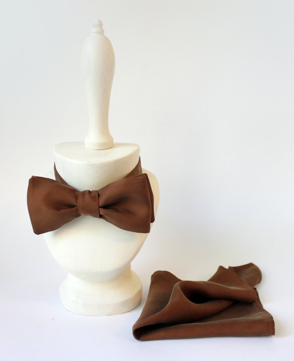 Галстук-бабочка самовяз, выполнена из итальянской вискозы купры.
Застежкой служит качественная металлическая фурнитура.
Галстук-бабочка может быть выполнена в любом размере, по индивидуальным меркам и пожеланиям.
Галстук в комплекте с нагрудным платком, выполненным из той же ткани.
Готовые бабочки, конечно, избавят вас от хлопот, но для настоящего джентльмена такой вариант неприемлем. Только что завязанная бабочка  выглядит “живой” и объемной, в этом и кроется секрет ее очарования.