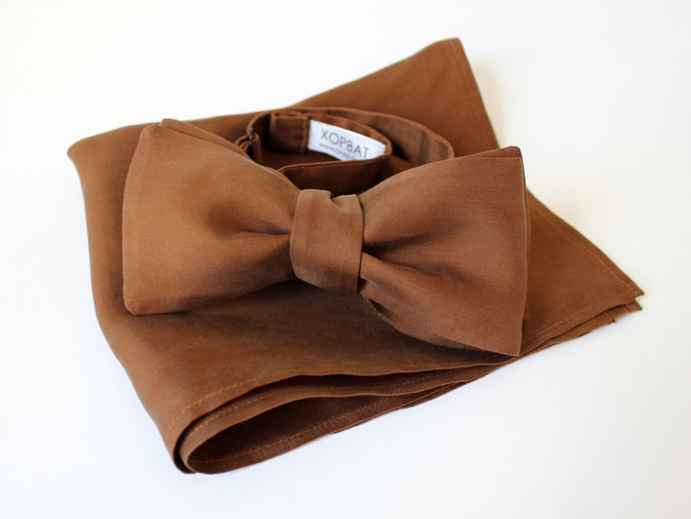 Галстук-бабочка самовяз, выполнена из итальянской вискозы купры.
Застежкой служит качественная металлическая фурнитура.
Галстук-бабочка может быть выполнена в любом размере, по индивидуальным меркам и пожеланиям.
Галстук в комплекте с нагрудным платком, выполненным из той же ткани.
Готовые бабочки, конечно, избавят вас от хлопот, но для настоящего джентльмена такой вариант неприемлем. Только что завязанная бабочка  выглядит “живой” и объемной, в этом и кроется секрет ее очарования.