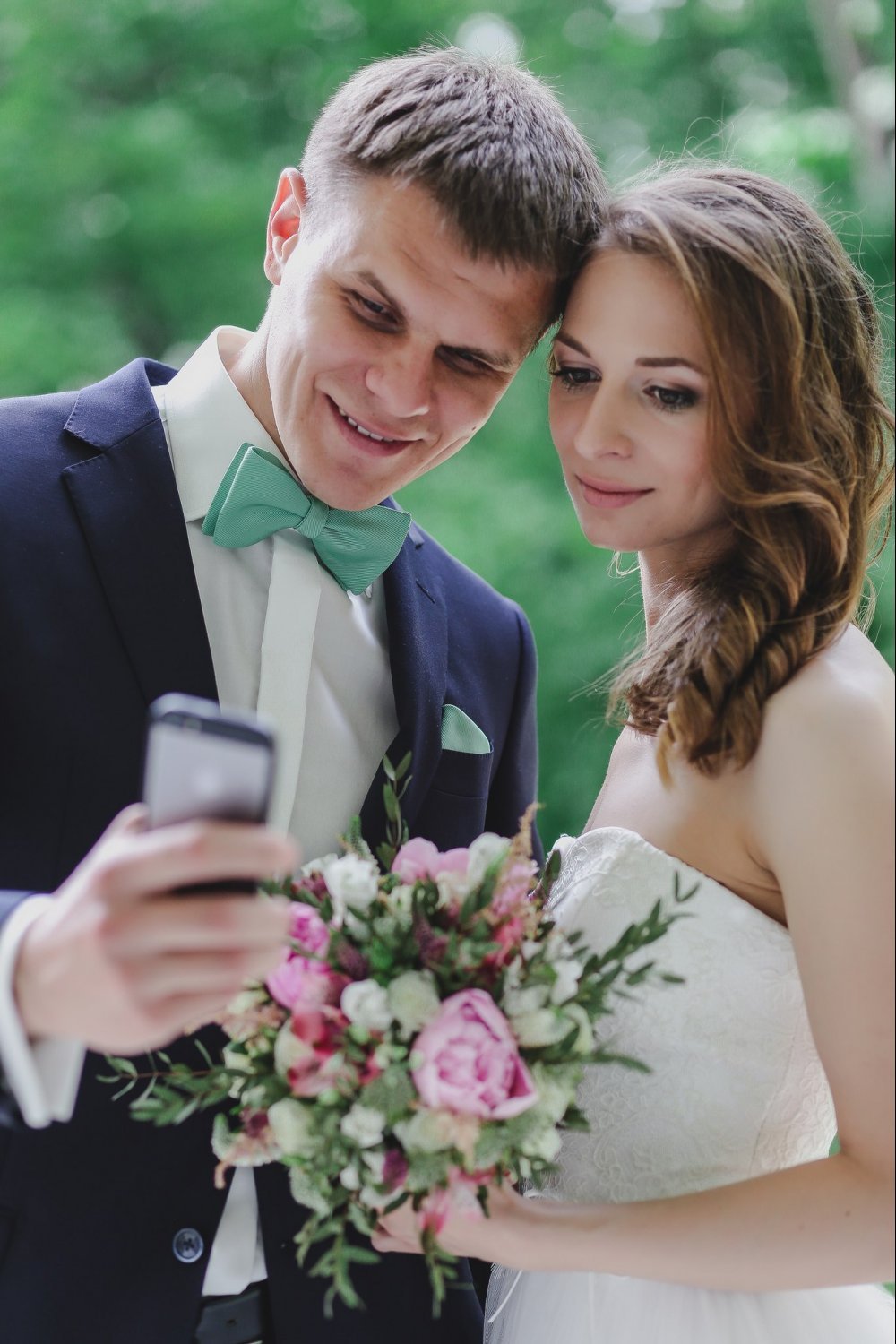 Галстук-бабочка из жаккардового шёлка, свежего зеленого цвета.