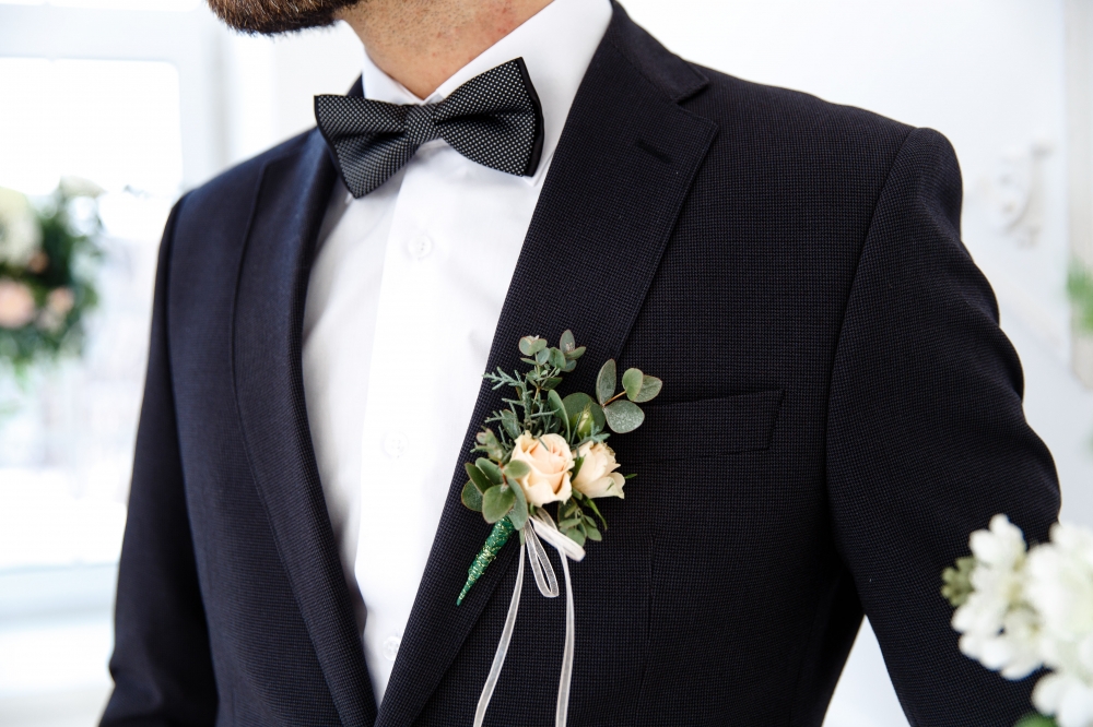 Классическое сочетание темной бабочки и белой рубашки (сорочки). 