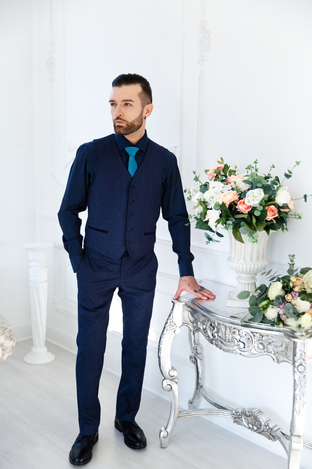 Вариант наряда жениха с жилетом, синие тона. 