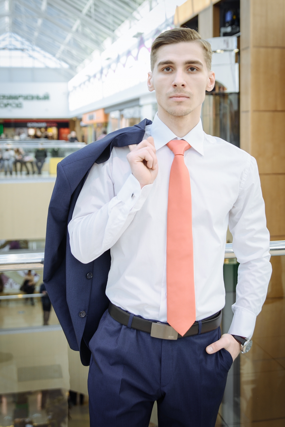 Вариант подбора персикового галстука классической ширины 