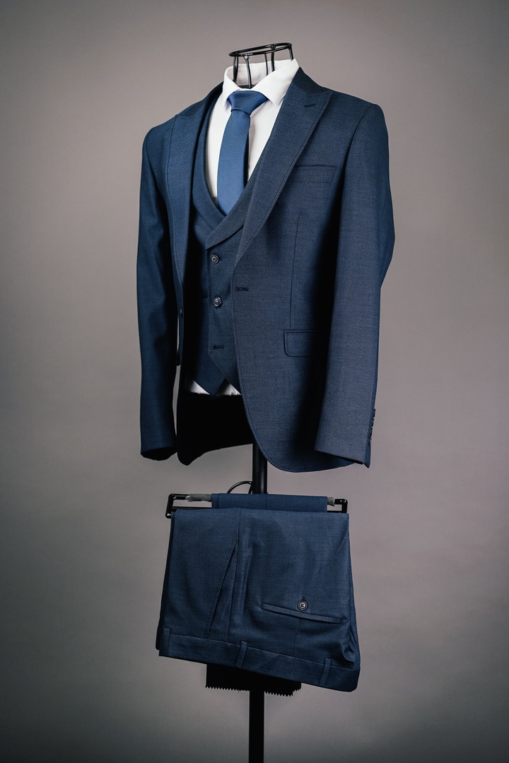 Элегантный мужской костюм. Приталенный крой подчёркивает фигуру, высокое качество ткани гарантирует долговечность костюма.