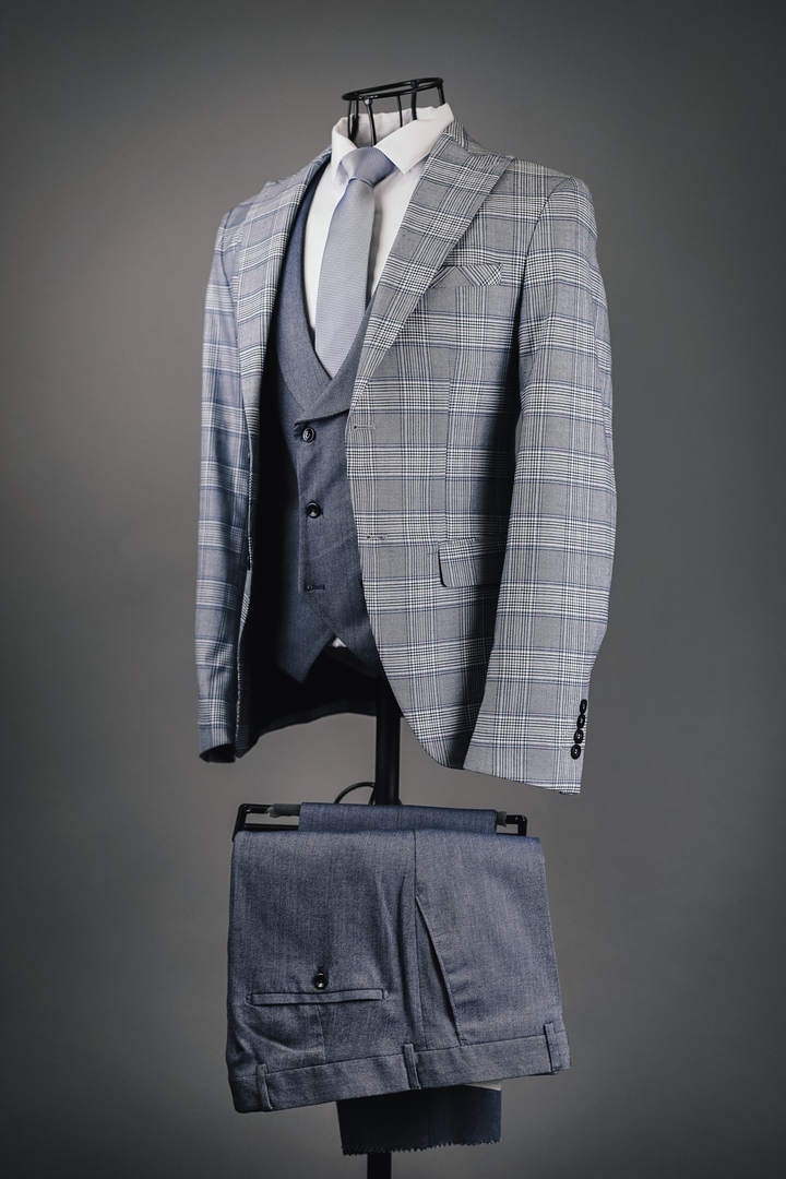 Элегантный мужской костюм. Приталенный крой подчёркивает фигуру, высокое качество ткани гарантирует долговечность костюма.