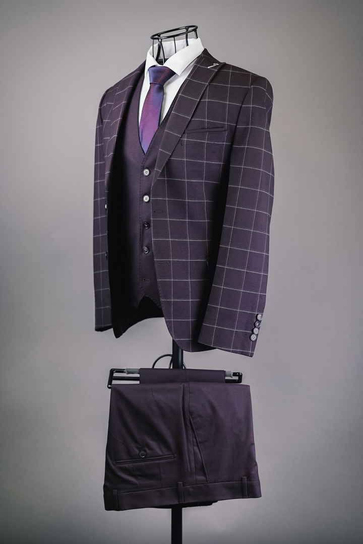 Элегантный мужской костюм. Приталенный крой подчёркивает фигуру, высокое качество ткани гарантирует долговечность костюма.