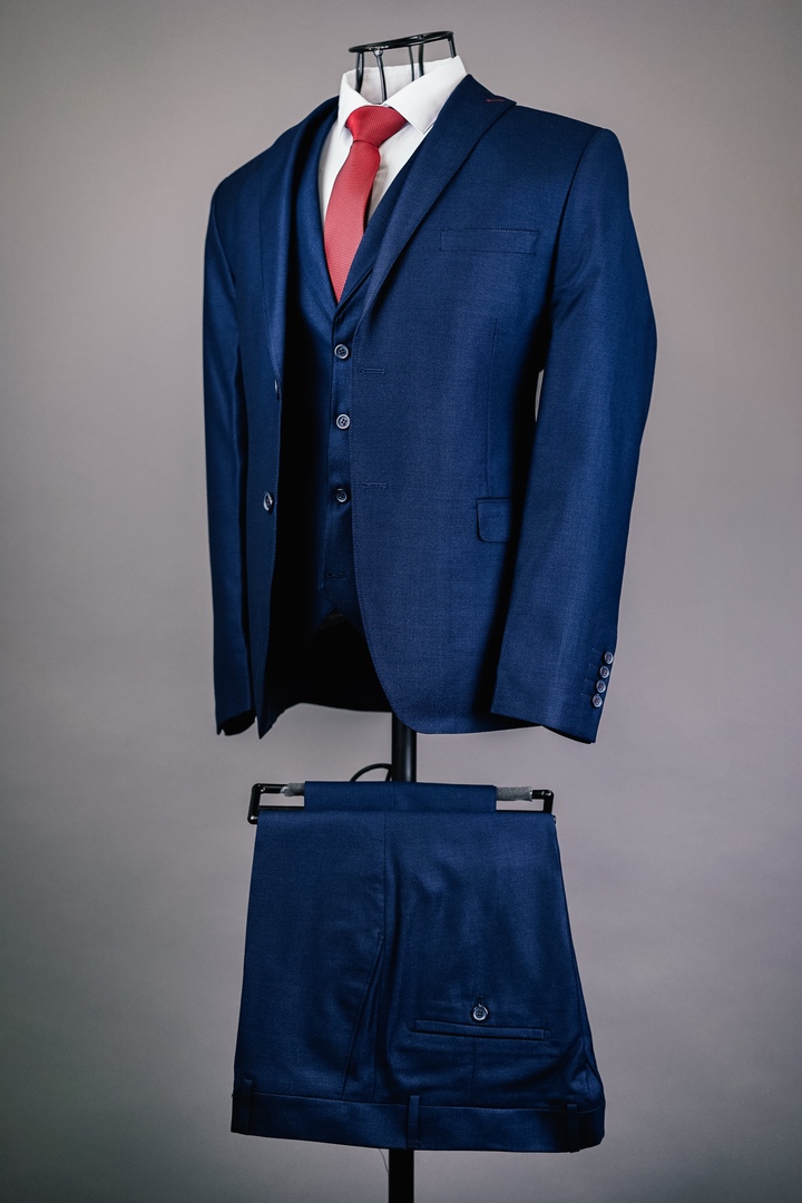 Элегантный мужской костюм. Приталенный крой подчёркивает фигуру, высокое качество ткани гарантирует долговечность костюма.