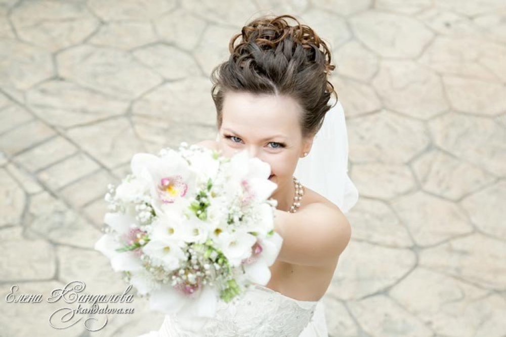 Высокая собранная прическа