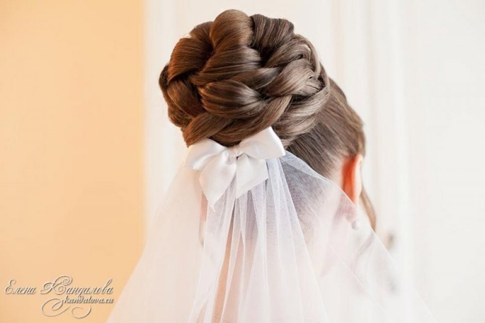 свадебная прическа с использованием накладных прядей на заколках