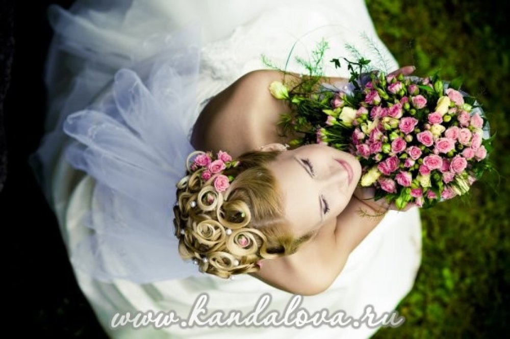 свадебная прическа на длинные волосы с фатой и цветами