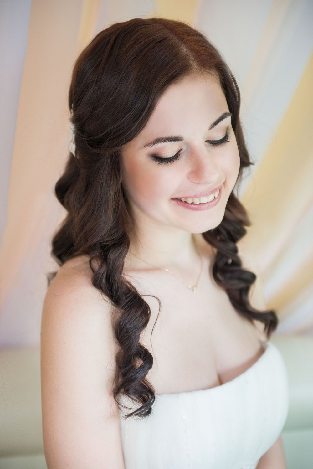 Очаровательная Настя...
Прическа и макияж