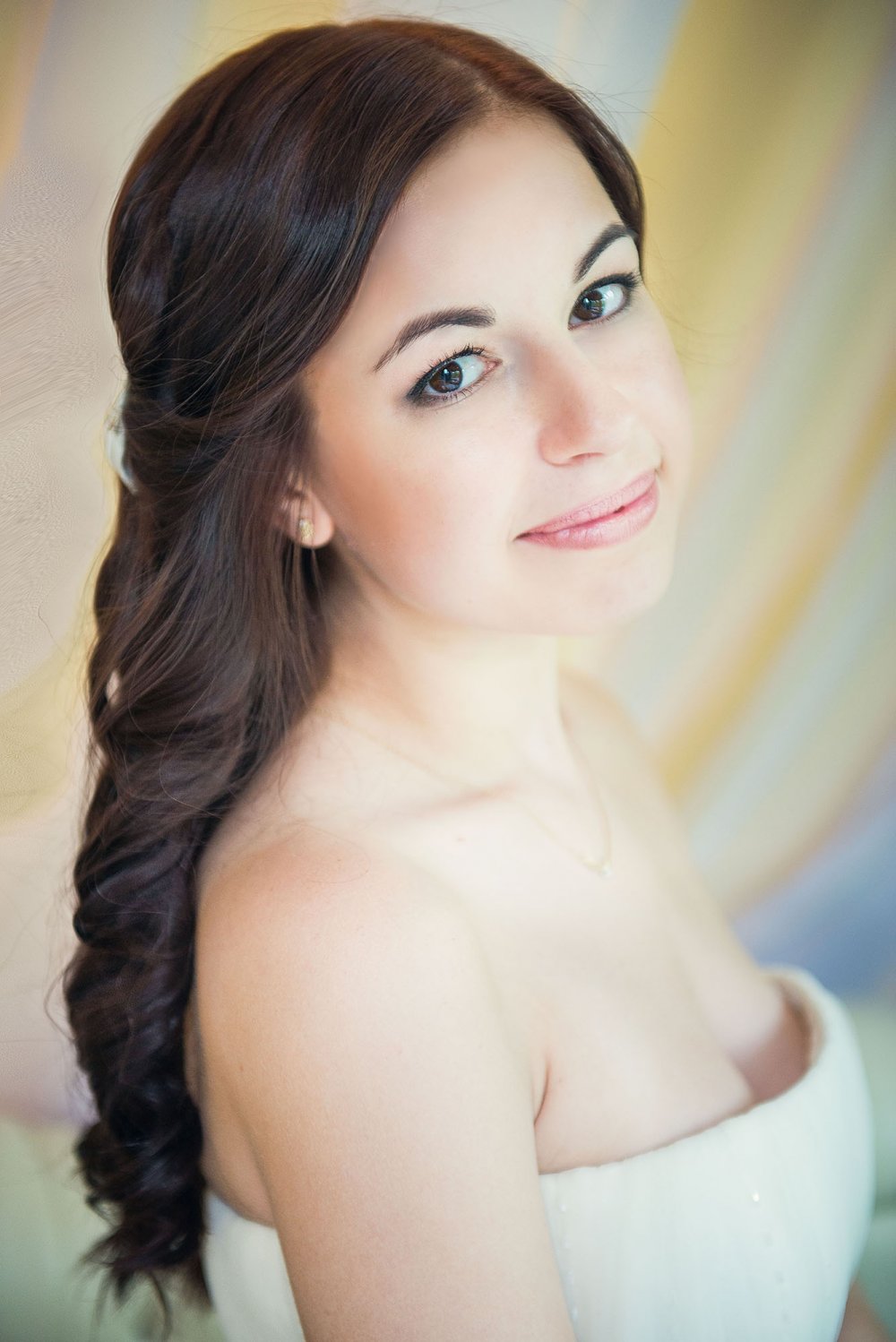 Настя...
Прическа и макияж