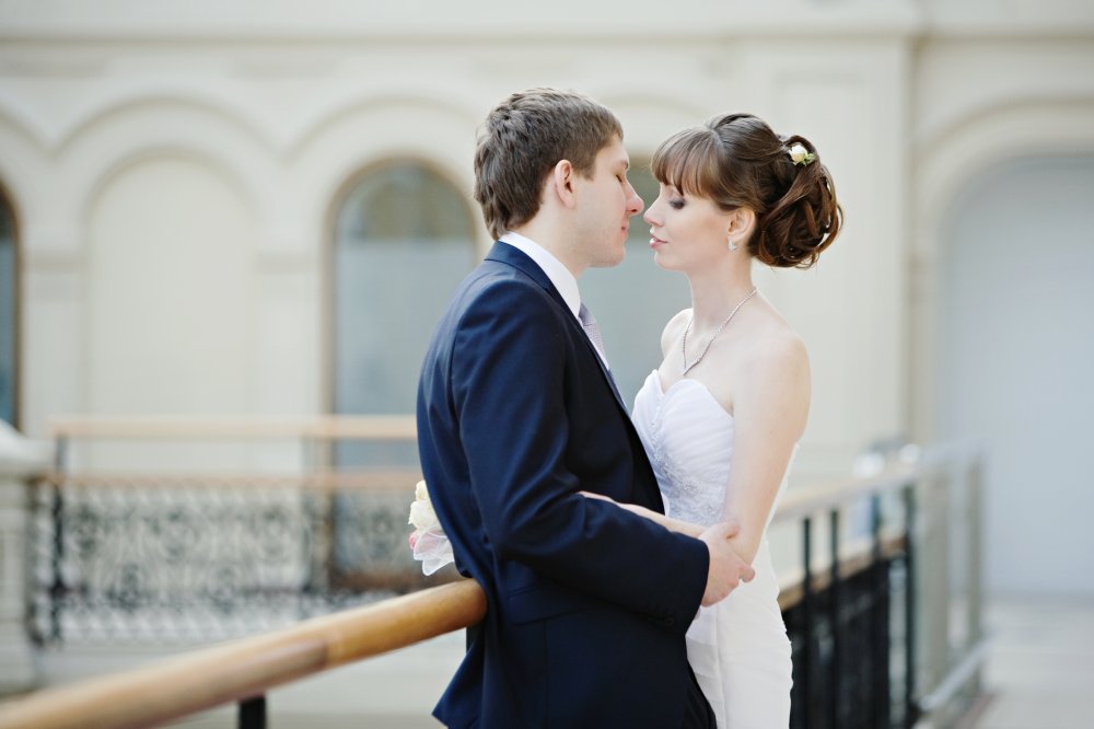 Прическа и макияж очаровательной невесте