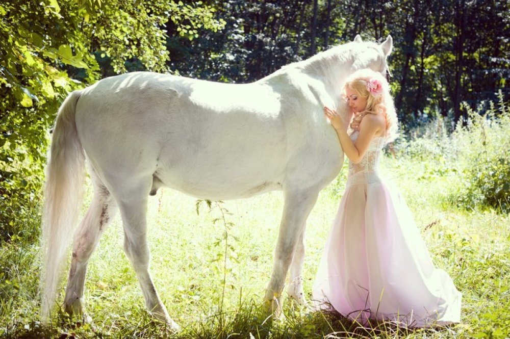 Фотосессия невесты с лошадью