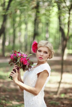 Яркие цветы в букете невесты