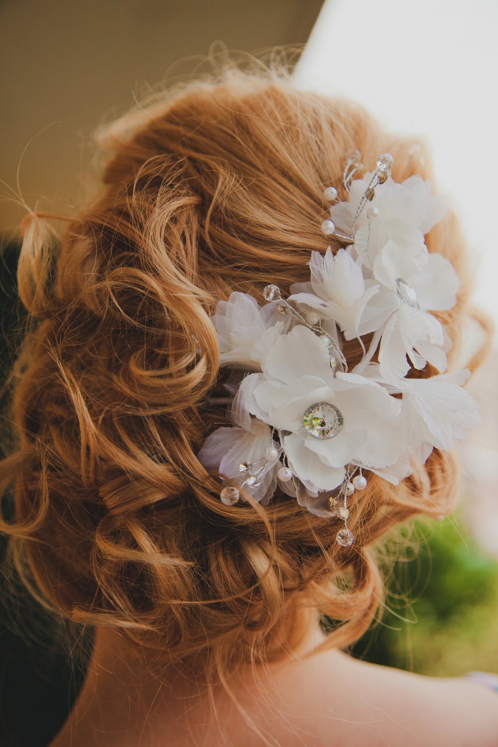 Нежная и воздушная причёска на основе кудрей.