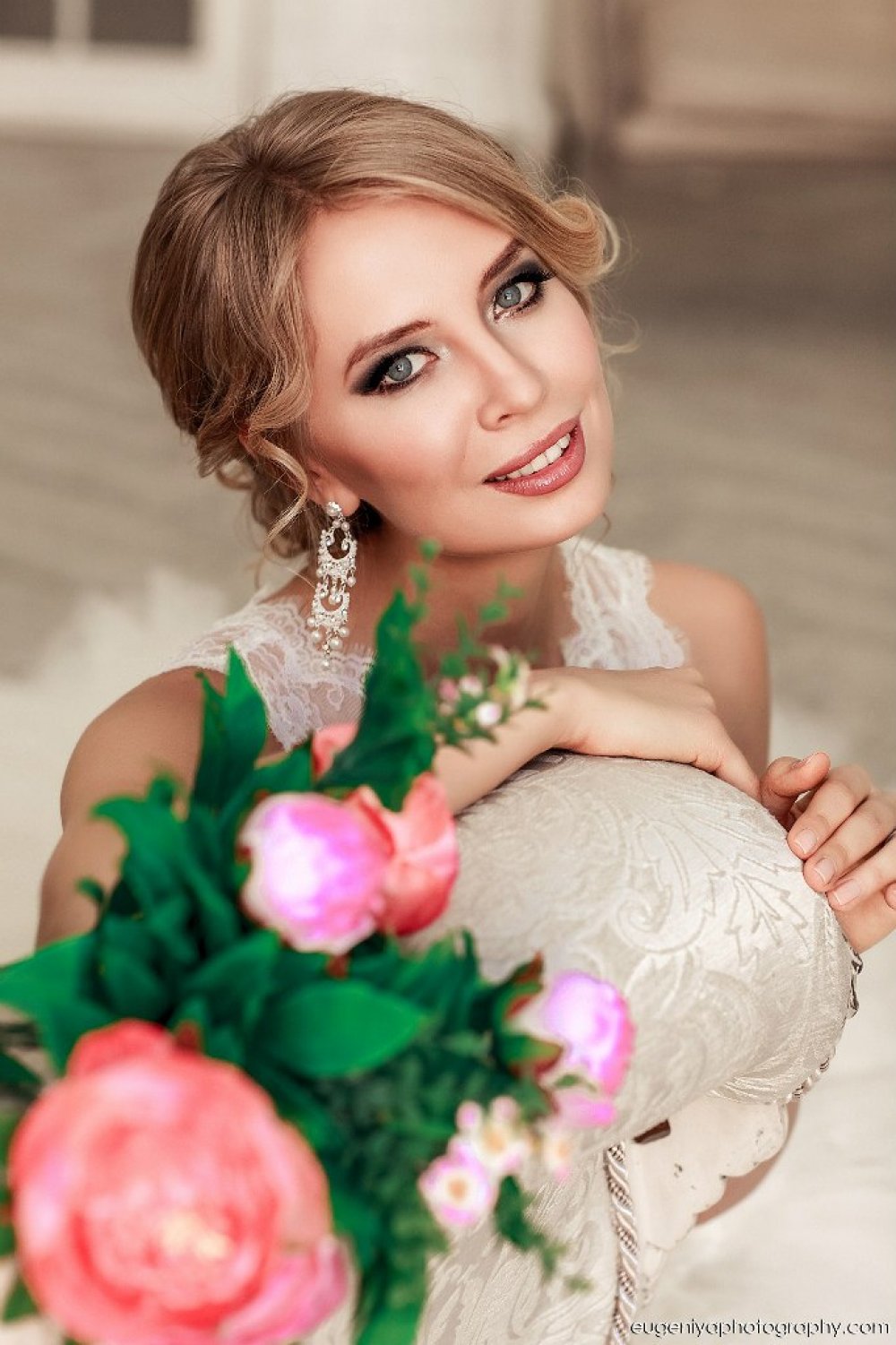 Макияж в нейтральных тонах, но с акцентом на глаза и прическа - низкий пучок на волосы средней длины.