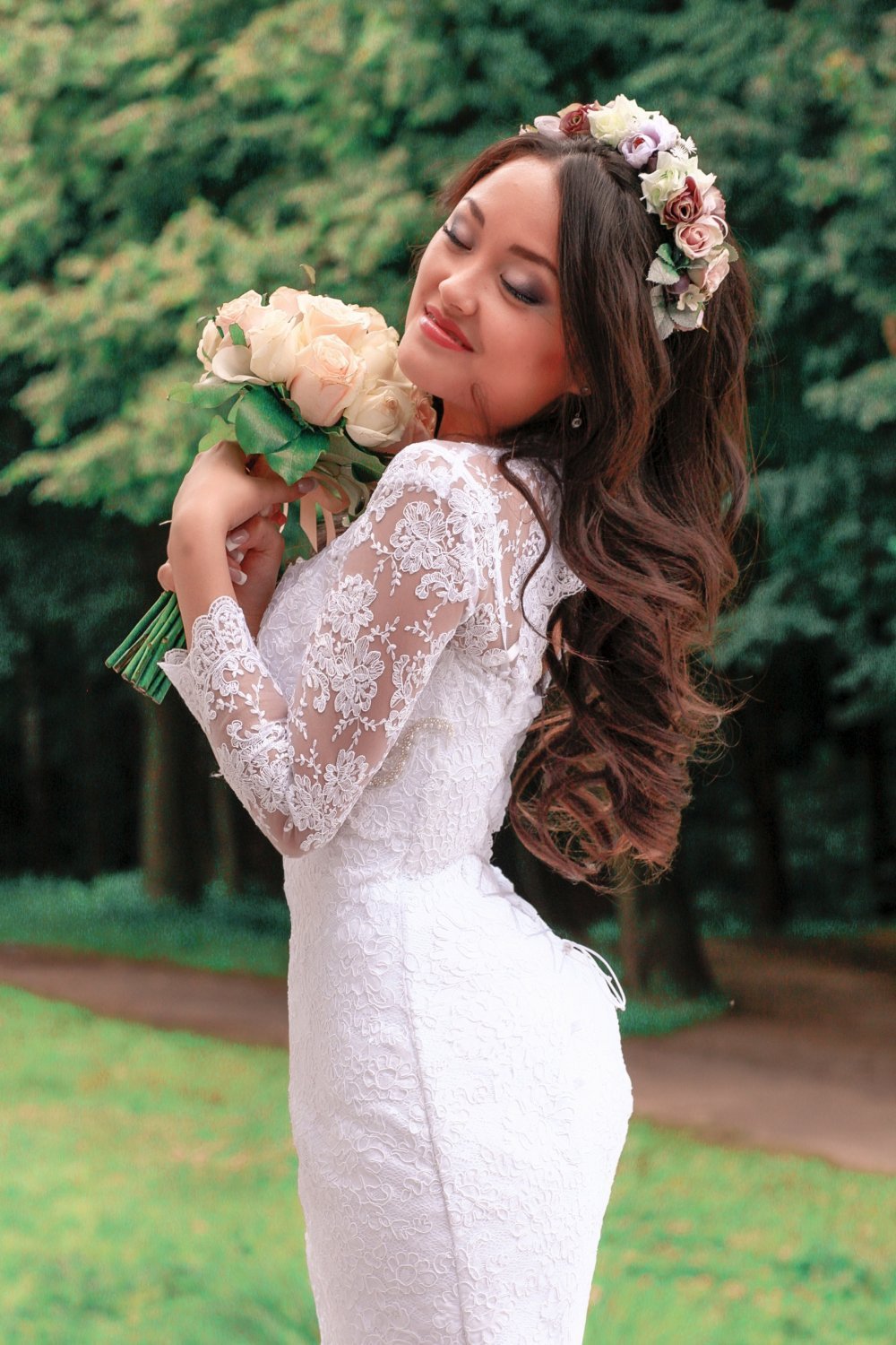 Чудесный образ для Марии, макияж в серо-сиреневых тонах, достаточно яркий и насыщенный, прическа из кудрей оформлена венком.