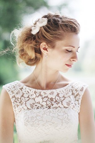 Живые цветы в прическе