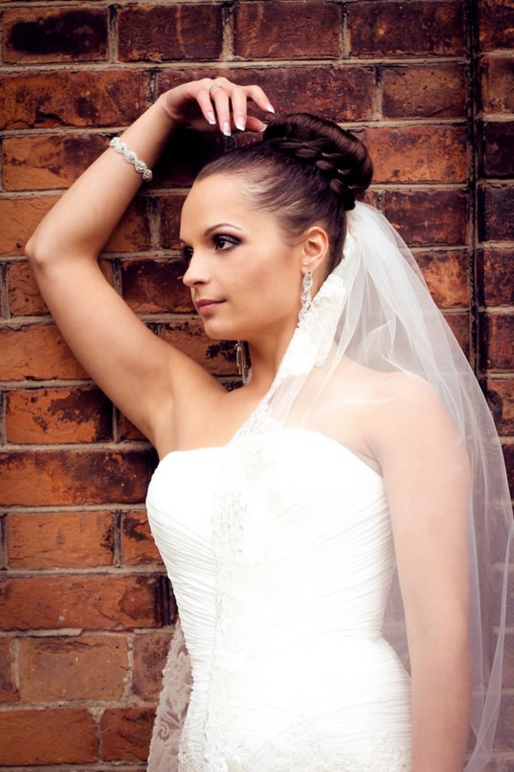 Идеально лицо не стоит скрывать локонами! Не каждой девушке пойдет туго собранные волосы, но если это Ваш вариант, тогда он идеален!
Стильно, дорого, восхитительно! 
