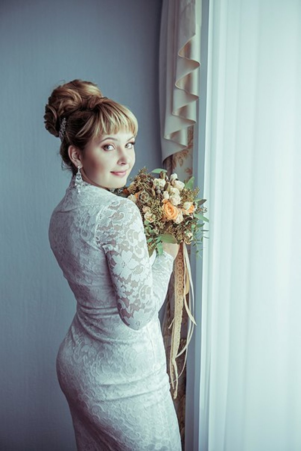 Макияж и прическа от стилиста Натальи Генерардт
Высокая объемная прическа добавила экстравагантности в образ. И маленькое белое платье уже не смотрится просто. Невеста в таком образе всегда будет смотреться стильно и достойно!