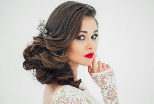 Аккуратно убранные локоны в прическу